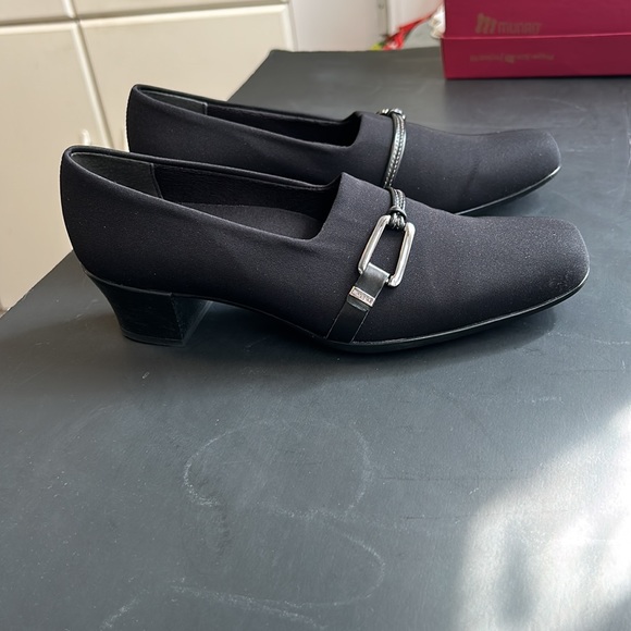 MUNRO  CINDI  BLACK  STRETCH FABRIC SHOE SIZE. 7M - Picture 6 of 15